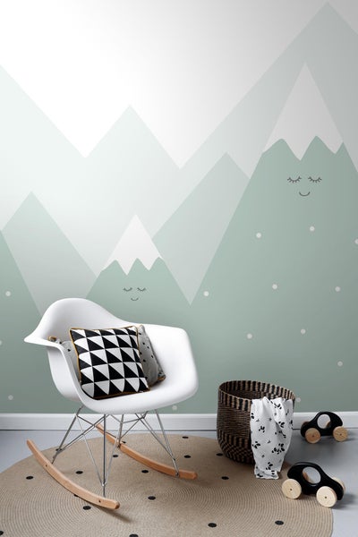 Kinderzimmer mit Schaukelstuhl, Teppich, Korb, Spielzeugautos und Wandbild