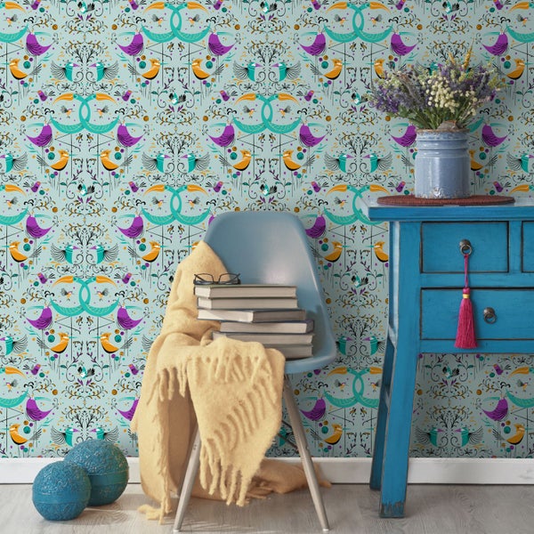 Dekorative Tapete mit Vogelmuster in einem hellen Raum mit Möbeln und Accessoires
