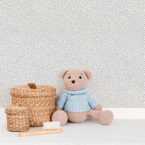 Dekorative Gartenlaterne aus Metall mit LED-Leuchtmittel auf Holzuntergrund