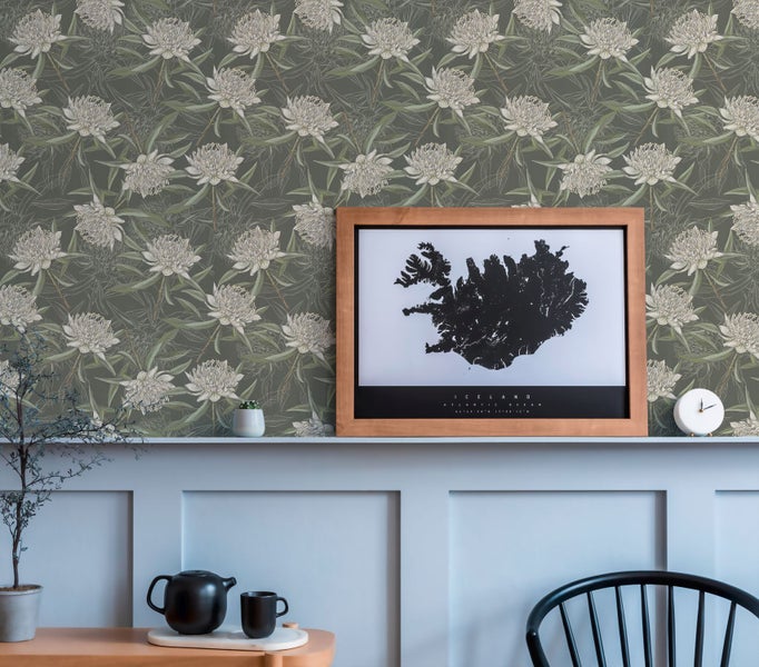 Gartenmöbel mit Schutzhüllen auf einer Terrasse und einer Rasenfläche