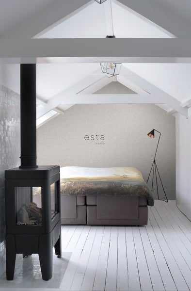 Schlafzimmer mit Boxspringbett, Kaminofen und Esta Home Tapete