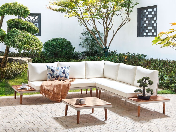 Gartenlounge-Set mit Ecksofa, Couchtisch und Beistelltischen in einem hellen Garten