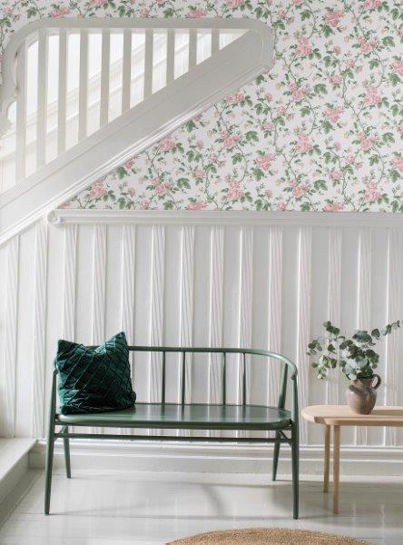 Eingangsbereich mit Treppe, Sitzbank und Blumentapete für ein helles und freundliches Ambiente.