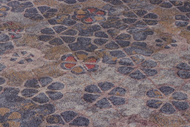 Nahaufnahme eines Stoffes mit floralem Muster