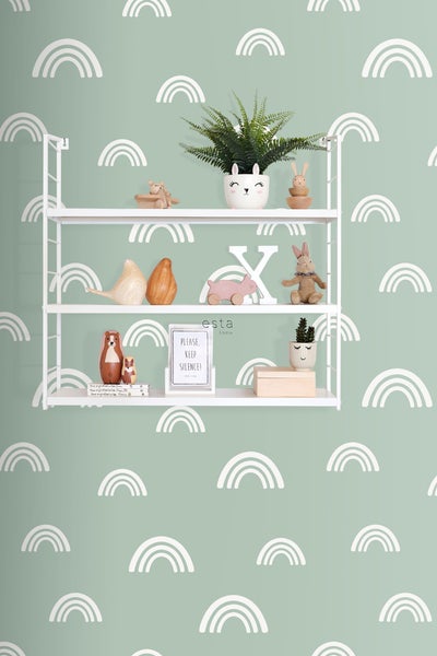 Regal mit Dekorationselementen vor einer Wand mit Regenbogenmuster.
