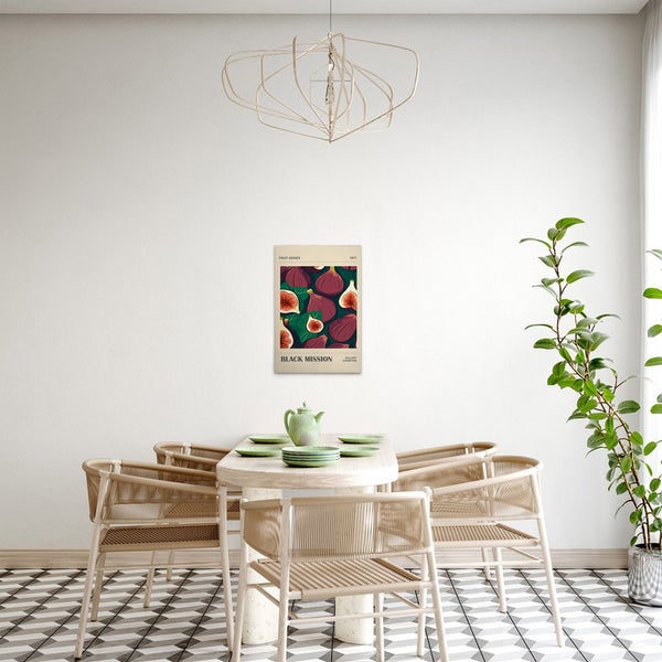 Esszimmer mit Esstisch, Stühlen und einem Wandbild mit Feigenmotiv