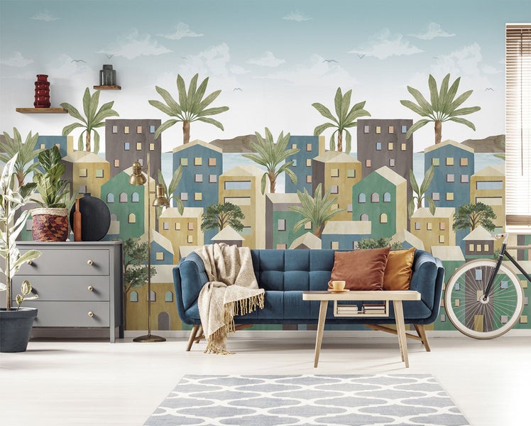 Wohnzimmer mit gemusterter Tapete mit Häusern und Palmen, Sofa, Tisch und Kommode