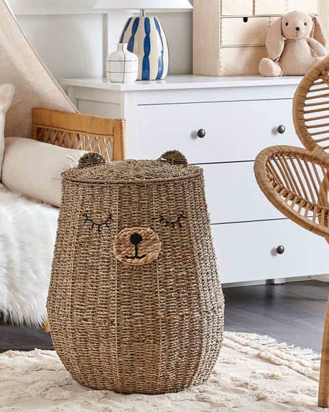 Geflochtener Aufbewahrungskorb mit Bärenmotiv und Deckel in einem Kinderzimmer