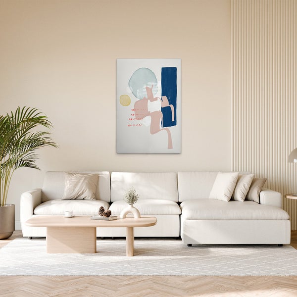 Wohnzimmer mit Sofa, Tisch und abstraktem Gemälde