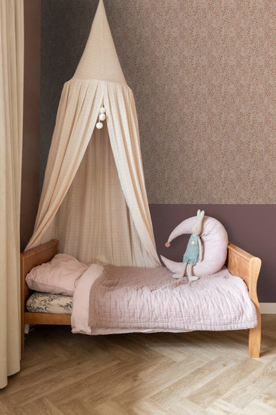 Kinderzimmer mit Himmelbett, Dekokissen in Mondform und Stofftier