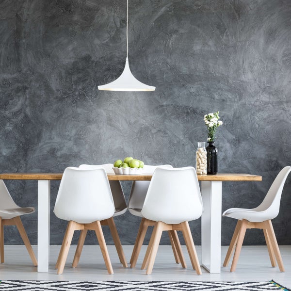 Esszimmer mit Holztisch, weißen Stühlen und Pendelleuchte