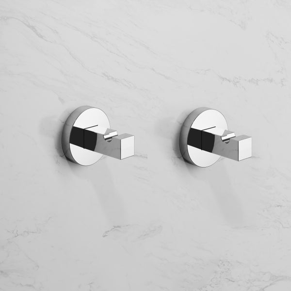 Zwei moderne Wandhaken aus Metall mit runder Wandplatte für Handtücher im Badezimmer