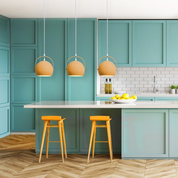 Helle Küche mit Kücheninsel, Barhockern und Hängelampen