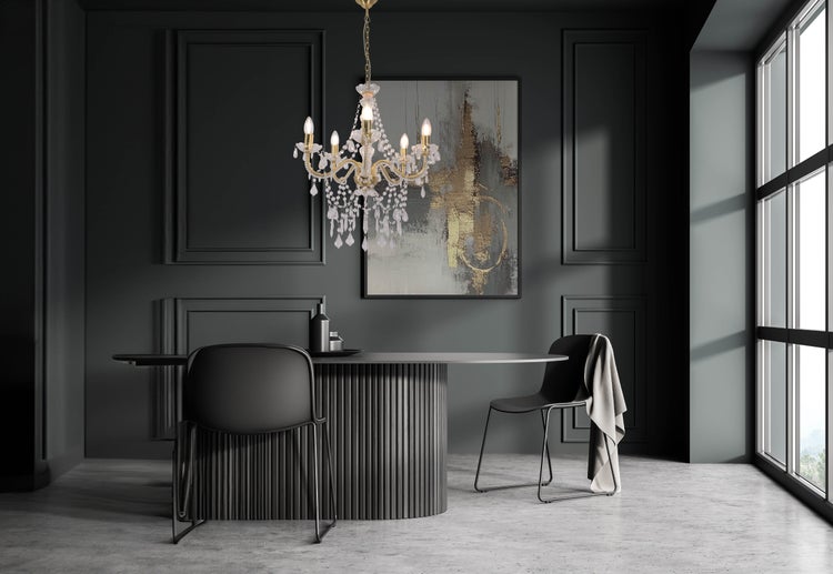 Innenraum mit Esstisch, Stühlen und Kristalllüster