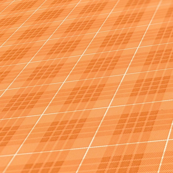 Eine Lochsäge bohrt ein Loch in ein Holzbrett mit einer Bohrmaschine