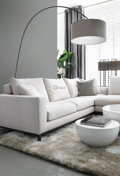 Helles Wohnzimmer mit Ecksofa, Bogenlampe und runden Tischen