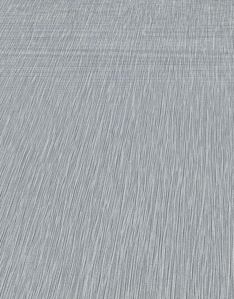 Eine Person reinigt eine Kettensäge mit einem Universal-Öl-Spray von Beko und einem Tuch