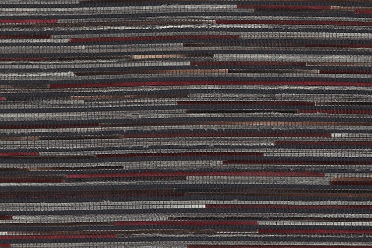 Nahaufnahme eines gewebten Teppichs mit horizontalen Streifen.