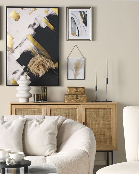 Wohnzimmer mit Kommode, Dekoration, Bildern und Sitzmöbeln