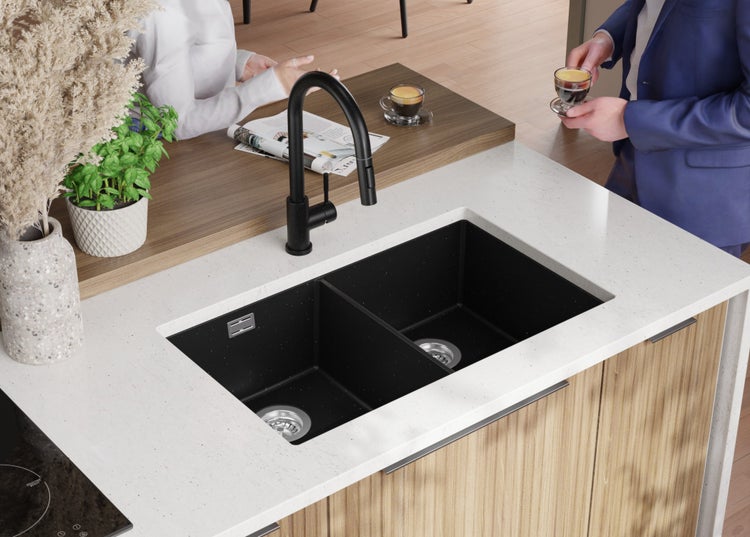 Doppelspüle aus Granit mit Wasserhahn in einer modernen Küche