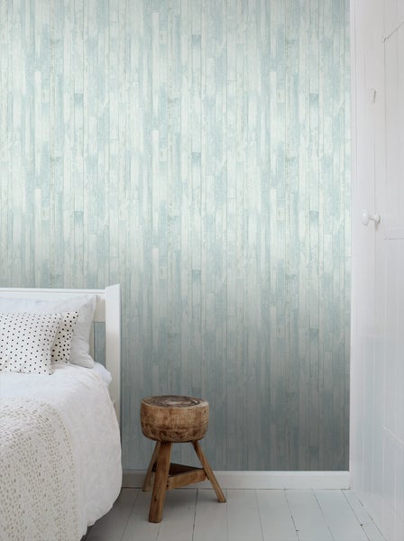 Helles Schlafzimmer mit Holzwandtapete und Nachttisch