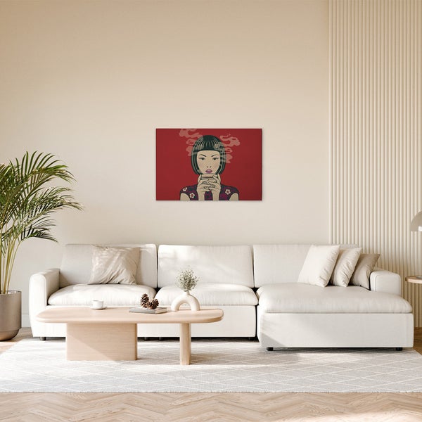 Wohnzimmer mit weißem Ecksofa und Wandbild mit einer Frau, die eine Tasse hält