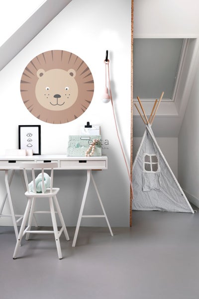 Kinderzimmer mit Schreibtisch, Stuhl, Spielzelt und Löwenwandtattoo