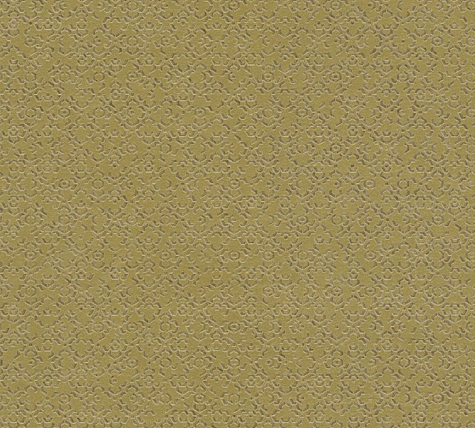 Dekorative Szene mit Kerzenständern auf einem Holzschrank vor gemusterter Tapete