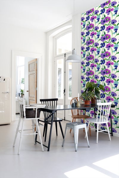 Esszimmer mit Esstisch, Stühlen und floraler Tapete