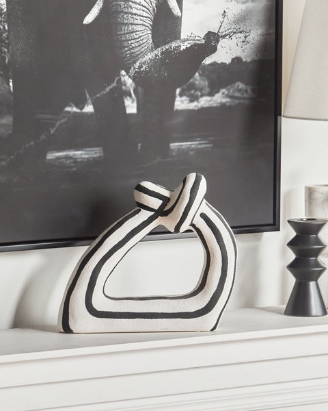 Dekorative Skulptur mit abstraktem Design und Streifenmuster als Wohnaccessoire