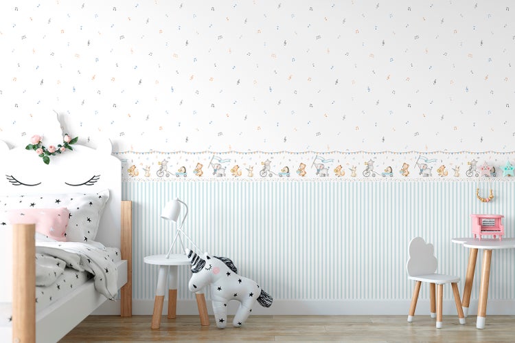 Kinderzimmer mit Bett, Tisch und Stuhl vor einer Tapete mit Tiermotiven