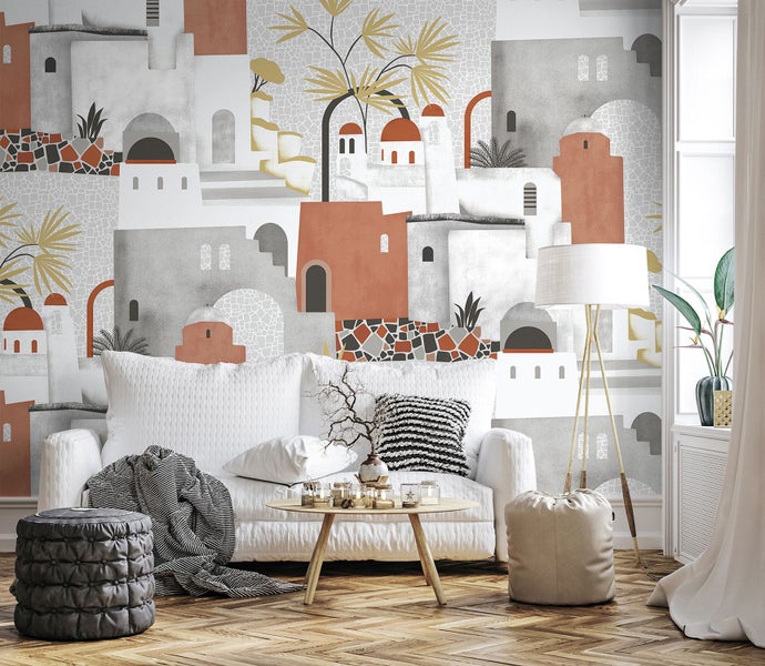 Wohnzimmer mit gemusterter Tapete, Sofa und Beistelltisch