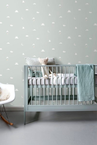 Kinderzimmer mit Leiter, Spielzeugkorb und Kuscheltieren vor gemusterter Tapete