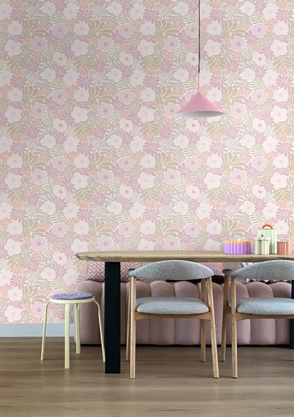 Esszimmer mit Esstisch, Stühlen, Hocker, Pendelleuchte und floral gemusterter Tapete