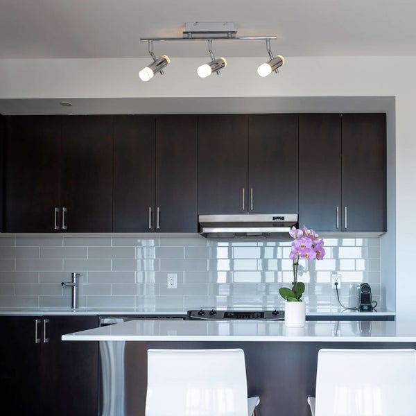 Küchenszene mit einer Deckenleuchte mit drei Strahlern über einer Kücheninsel