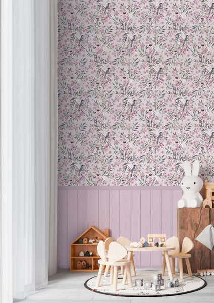 Vliestapete mit Blumen und Vögel Motiv in einem Kinderzimmer mit Holzmöbeln und Wandpaneelen.