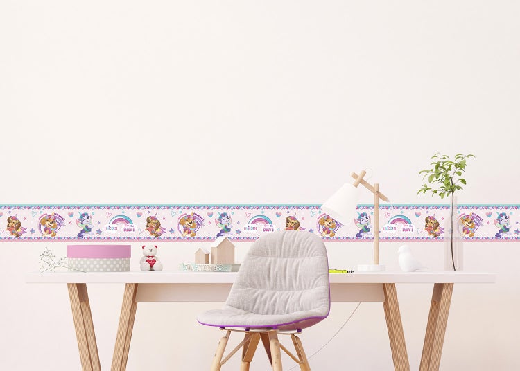 Schlafzimmer mit floraler Tapete, Bett mit vertikal gestepptem Samtkopfteil, dekorativen Kissen, Strickdecke und passender Tischleuchte.