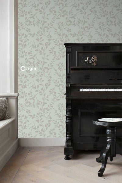 Wohnraum mit Tapete mit Blattmuster, Klavier und Hocker