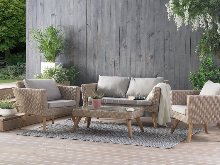 Gartenmöbel-Set mit Sofa, Sessel und Tisch auf Terrasse