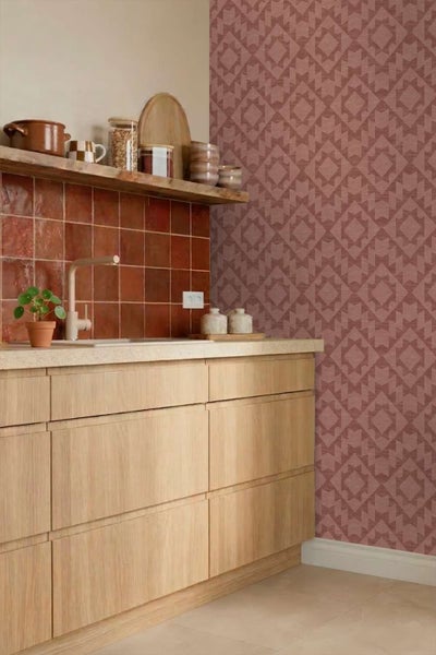 Moderne Küche mit hellen Holzfronten, Fliesenrückwand und einer Wand mit geometrisch gemusterter Tapete.