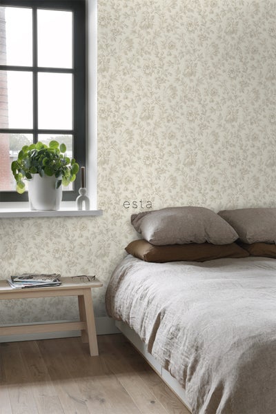 Dekoriertes Schlafzimmer mit floraler Tapete