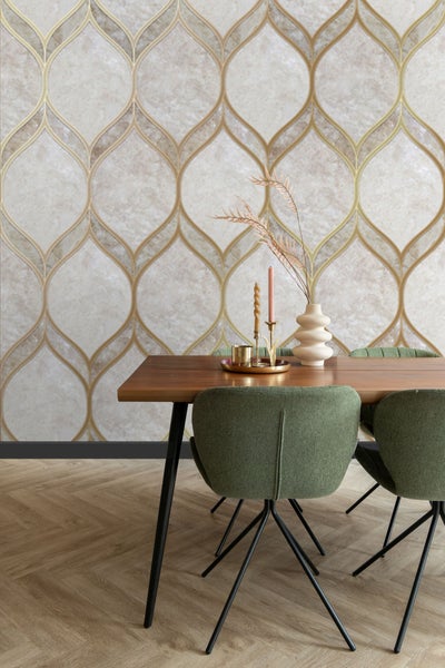 Esstisch mit Stühlen, Dekoration und gemusterter Tapete für ein stilvolles Esszimmer