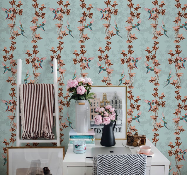 Dekorativer Hirsch mit Geweih und Schal als festliche Dekoration