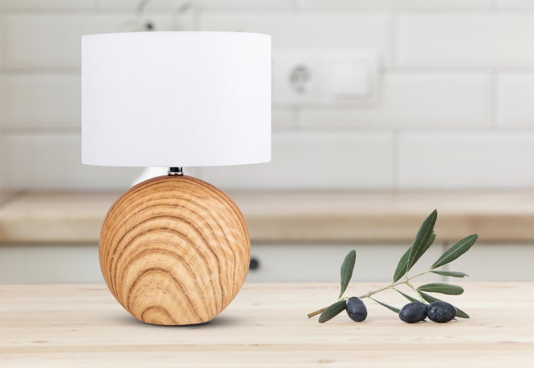 Tischleuchte mit Holzfuß in Kugelform und weißem Lampenschirm