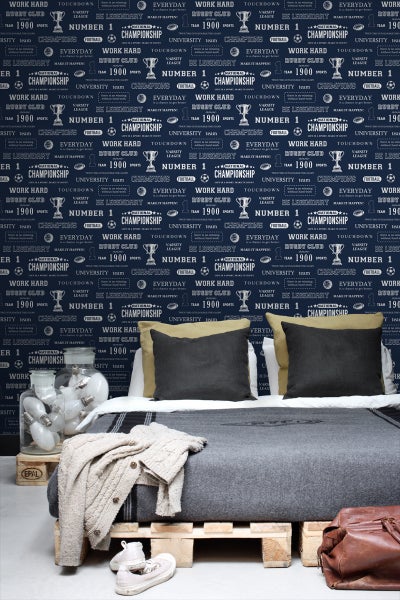 Schlafzimmer mit Bett, Nachttisch und Wandtapete im sportlichen Design