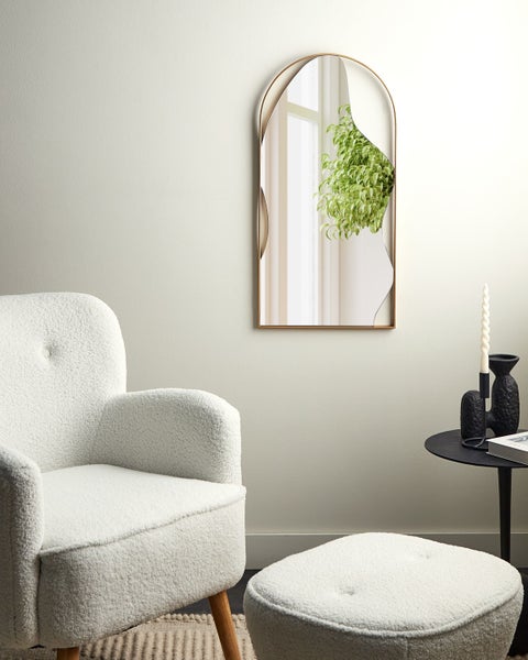 Gartenszene mit Holzesstisch, Klappstühlen und Sonnenschirm im Freien