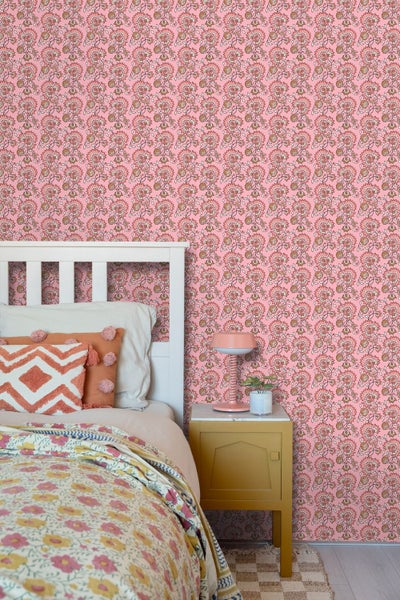 Schlafzimmer mit gemusterter Tapete, Bett und Nachttisch