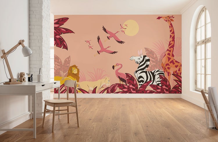 Kinderzimmer mit Tiermotiv-Tapete, Schreibtisch und Stuhl