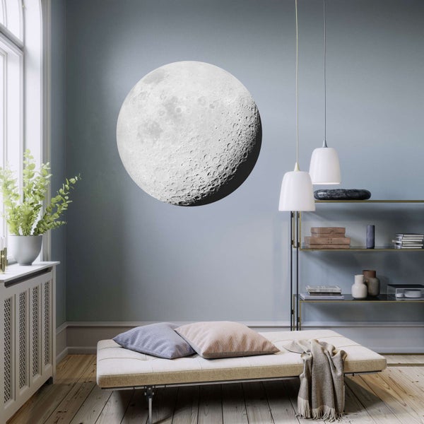 Wohnzimmer mit Mond Wandtattoo, Liege, Regalen und Pendelleuchten für ein modernes Ambiente.