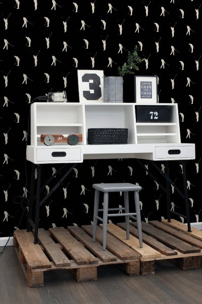 Schreibtisch mit Regalen und Hocker vor Golfer-Tapete